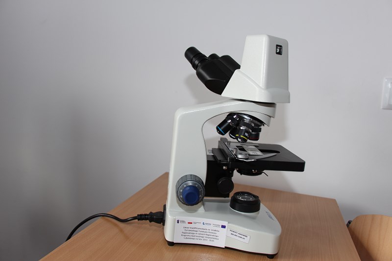 Obrazek przedstawia zdjęcie mikroskopu stojącego na biurku
