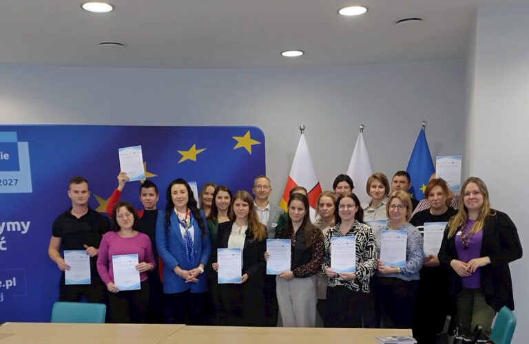 Wspólne zdjęcie Doradców Klimatycznych z Województwa Lubelskiego podczas szkolenia w Departamencie Wdrażania Europejskiego Funduszu Rozwoju Regionalnego w Urzędzie Marszałkowskim Województwa Lubelskiego w Lublinie w dniu 28 listopada 2024 podczas tworzenia w grupach mozaiki klimatycznej