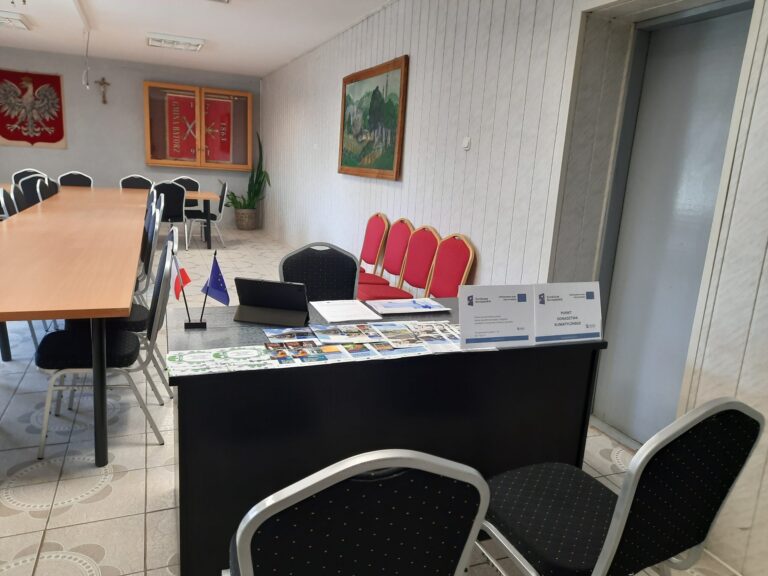 Stanowisko pracy Doradcy klimatycznego wraz z materiałami dydaktycznymi w sali narad w Mobilnym Punkcie Doradztwa Klimatycznego w Urzędzie Gminy Batorz w dniu 21 maj 2025 r.