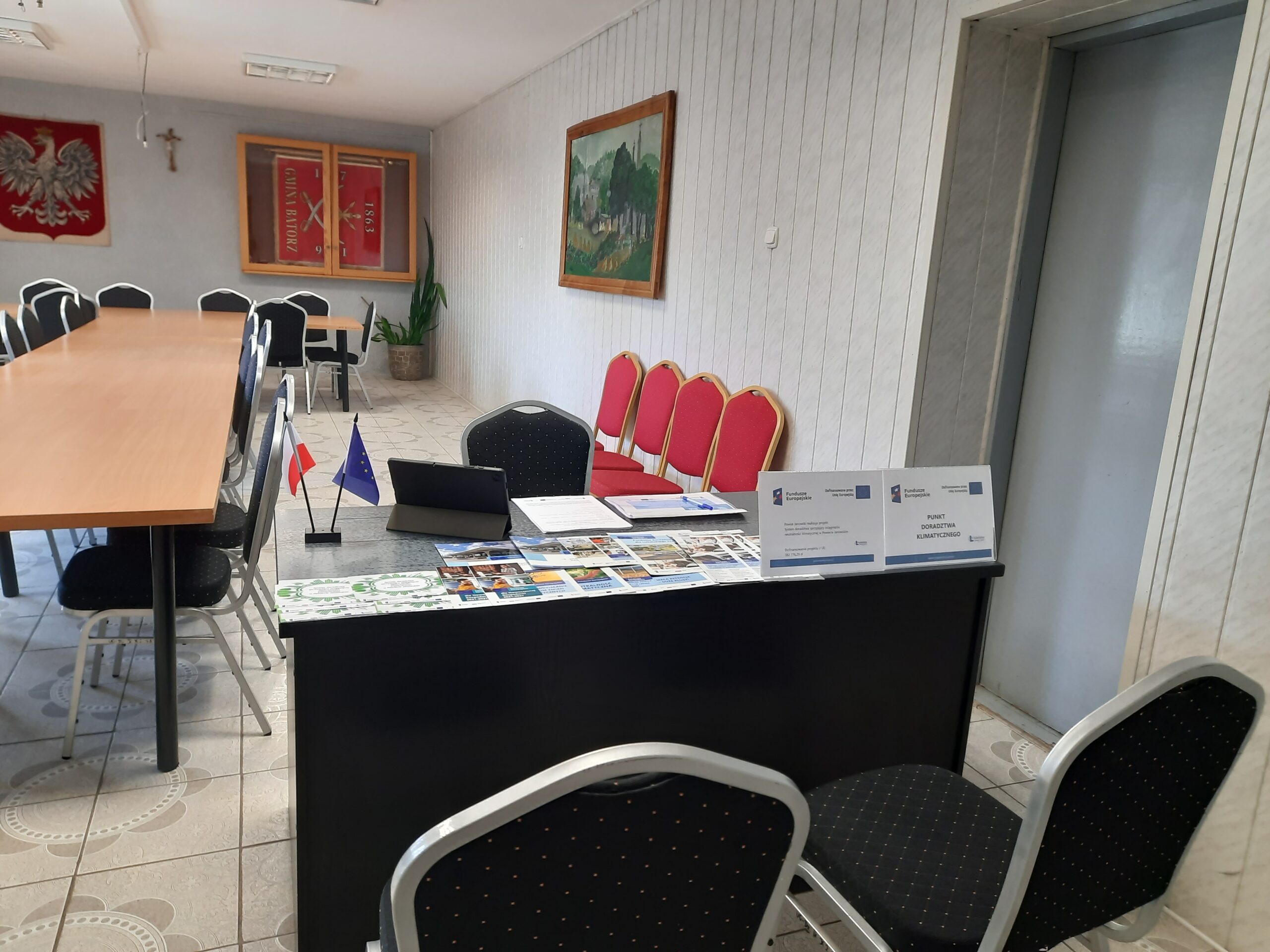 Stanowisko pracy Doradcy klimatycznego wraz z materiałami dydaktycznymi w sali narad w Mobilnym Punkcie Doradztwa Klimatycznego w Urzędzie Gminy Batorz w dniu 21 maj 2025 r.