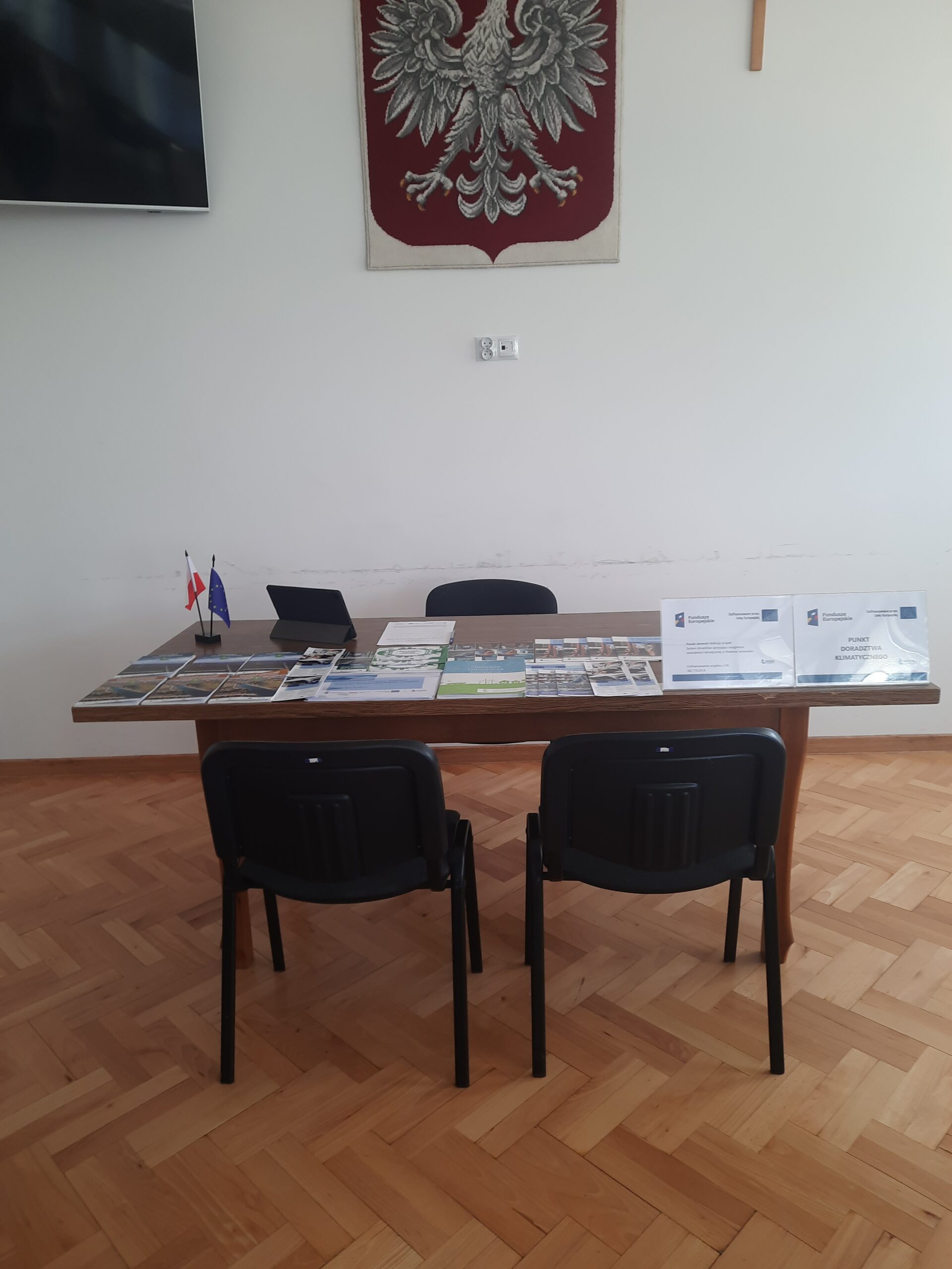 Stanowisko pracy Doradcy klimatycznego wraz z materiałami dydaktycznymi w sali narad w Mobilnym Punkcie Doradztwa Klimatycznego w Urzędzie Gminy Chrzanów w dniu 28 maj 2025 r.