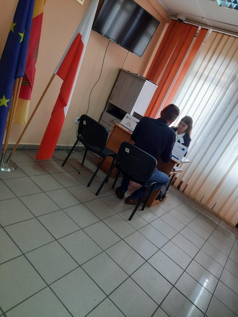 Doradca klimatyczny wraz interesantem udzielający bezpłatnych konsultacji w zakresie neutralności klimatycznej w sali konferencyjnej podczas realizacji Mobilnego Punktu Doradztwa Klimatycznego w Urzędzie Gminy Dzwola (w przybliżeniu) w dniu 23 października 2024