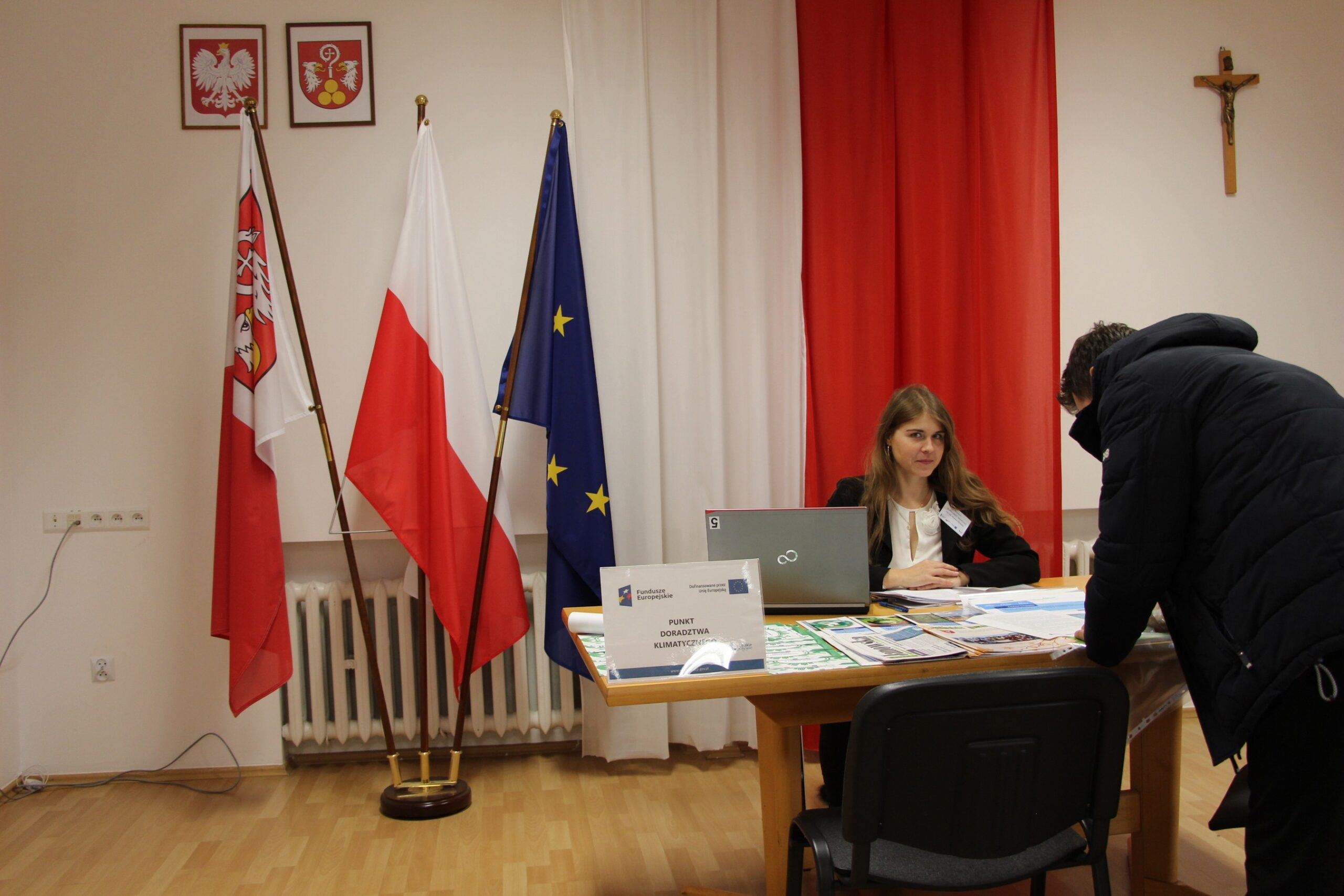 Doradca klimatyczny wraz interesantem uzupełniającym kartę doradztwa w sali narad podczas realizacji Mobilnego Punktu Doradztwa Klimatycznego w Urzędzie Gminy Potok Wielki w dniu 13 listopad 2024