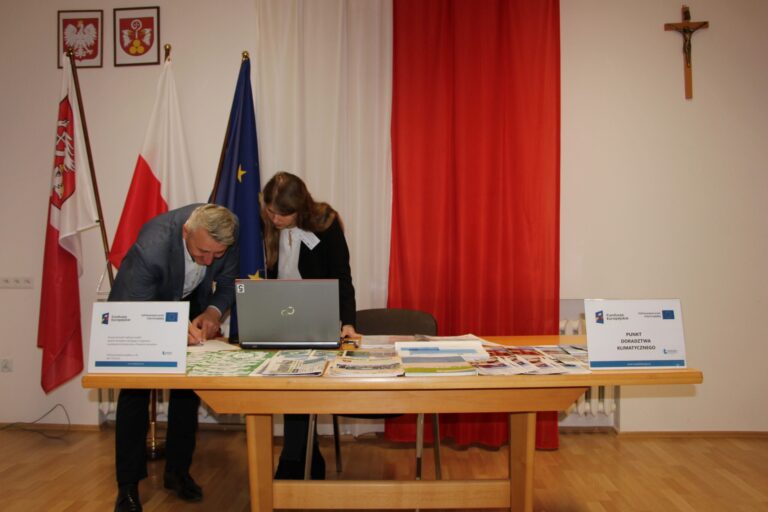 Doradca klimatyczny udzielający bezpłatnych konsultacji w zakresie neutralności klimatycznej Wójtowi Gminy Potok Wielki wraz z uzupełnianiem karty doradztwa przez Wójta Gminy w sali narad podczas realizacji Mobilnego Punktu Doradztwa Klimatycznego w Urzędzie Gminy Potok Wielki w dniu 13 listopad 2024