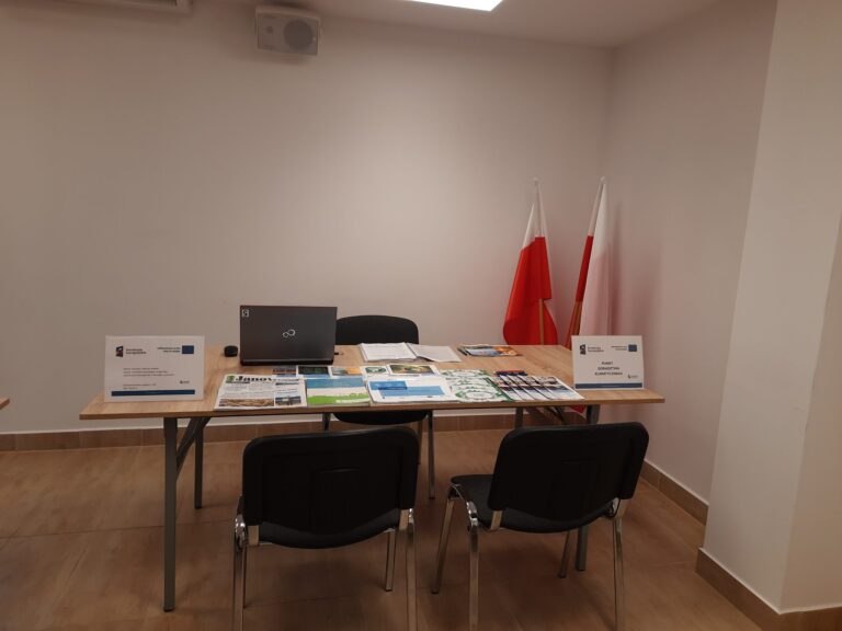 Stanowisko pracy Doradcy klimatycznego wraz z materiałami projektowymi w sali konferencyjnej w Mobilnym Punkcie Doradztwa Klimatycznego w Gminnym Ośrodku Kultury i Promocji w Godziszowie w dniu 30 październik 2024