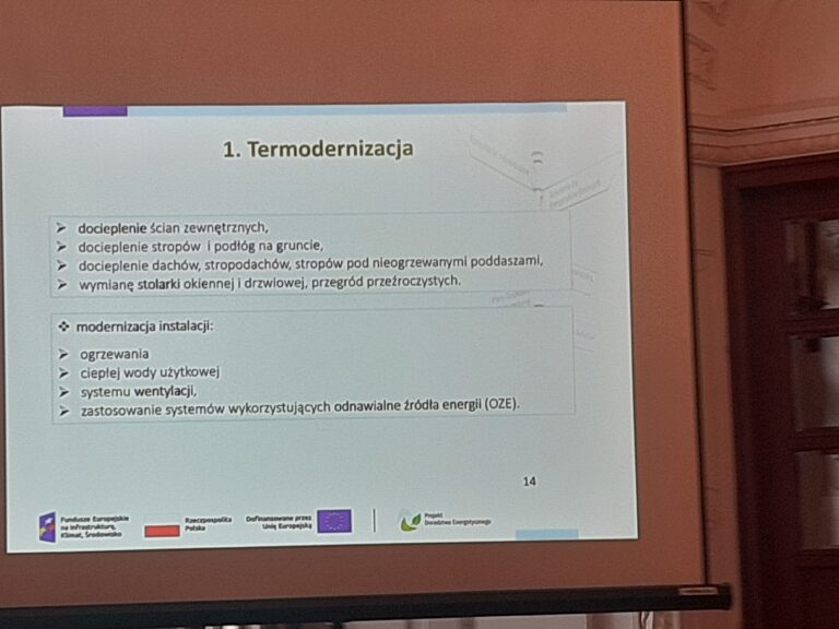 Prezentacja w przybliżeniu o termomodernizacji budynków wyświetlana w Sali Rycerskiej w Lubartowie w trakcie szkolenia dla Doradców klimatycznych prowadzonego przez Doradców Energetycznych z Wojewódzkiego Funduszu Ochrony Środowiska i Gospodarki Wodnej w Lublinie w dniu 28 październik 2024
