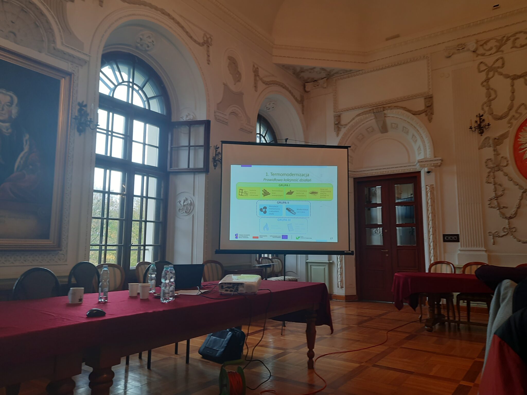 Wnętrze Sali Rycerskiej Starostwa Powiatowego w Lubartowie wraz z wyświetlaną prezentacją w trakcie szkolenia dla Doradców klimatycznych prowadzonego przez Doradców Energetycznych z Wojewódzkiego Funduszu Ochrony Środowiska i Gospodarki Wodnej w Lublinie w dniu 28 październik 2024