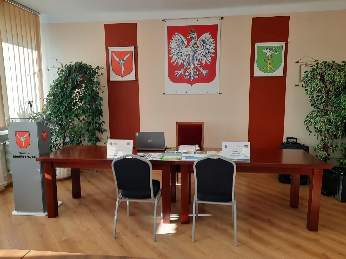 Stanowisko pracy Doradcy klimatycznego wraz z materiałami projektowymi w sali narad w Mobilnym Punkcie Doradztwa Klimatycznego w Urzędzie Miejskim w Modliborzycach w dniu 6 listopad 2024