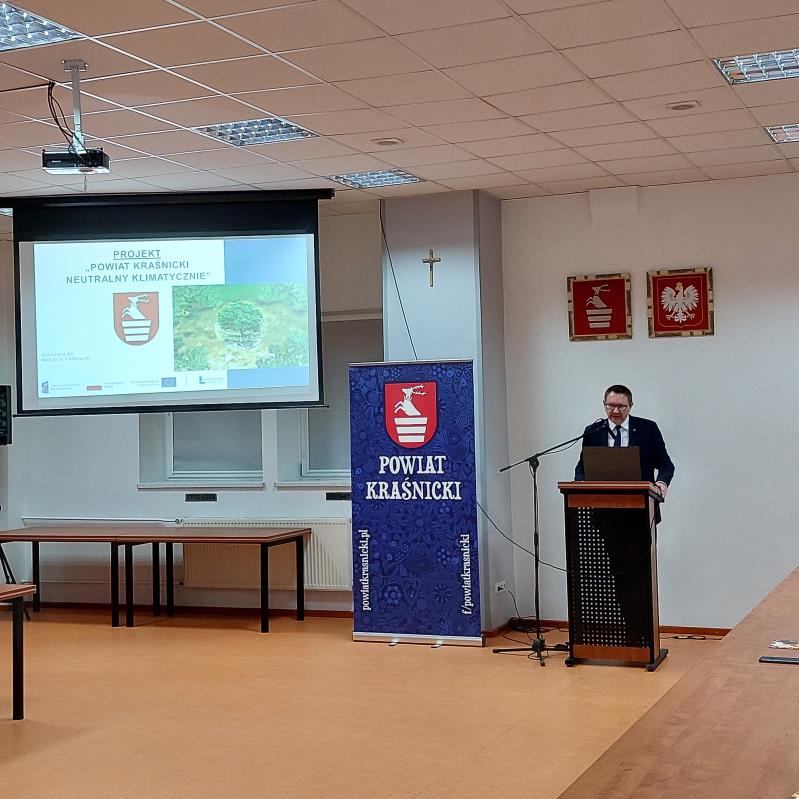 Wygłoszona prelekcja Pawła Kurka – Zastępca Dyrektora Biura ds. Realizacji Programów, radny sejmiku Województwa Lubelskiego w trakcie zorganizowanych warsztatów dla pracowników JST w Sali konferencyjnej Zespołu Szkół Nr 3 w Kraśniku przez doradców klimatycznych Starostwa Powiatowego w Kraśniku w dniu 4 października 2024