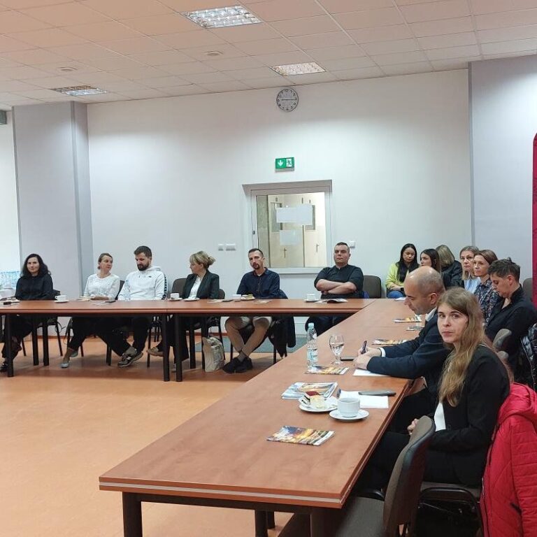 Wspólne zdjęcie na zajmowanych stanowiskach przez pracowników JST wraz z Doradcą klimatycznym z Powiatu Janowskiego podczas warsztatów w Sali konferencyjnej Zespołu Szkół Nr 3 w Kraśniku w oddali w dniu 4 październik 2024