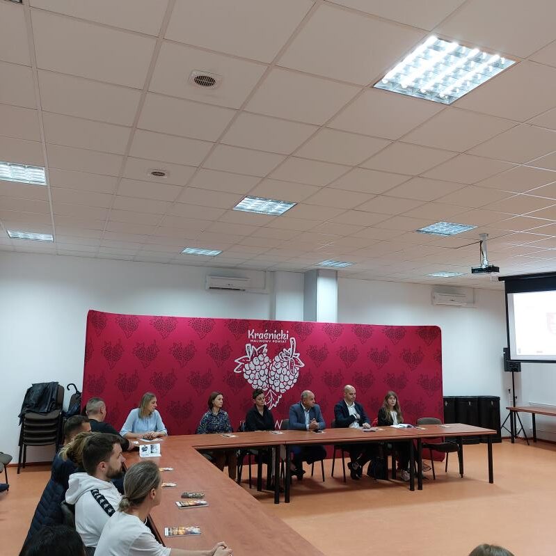 Wspólne zdjęcie na zajmowanych stanowiskach przez pracowników JST wraz z Doradcą klimatycznym z Powiatu Janowskiego podczas warsztatów w Sali konferencyjnej Zespołu Szkół Nr 3 w Kraśniku w przybliżeniu w dniu 4 października 2024