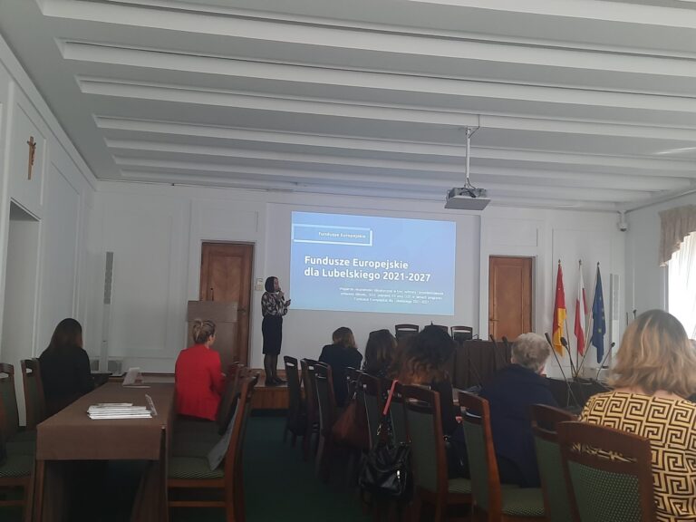 Wygłoszona prelekcja przez Danuta Sobich – przedstawiciel Departamentu Wdrażania Europejskiego Funduszu Rozwoju Regionalnego w UMWL w trakcie zorganizowanej konferencji informacyjno-edukacyjnej pt.: „DbajMY o klimat” dotyczącej Finansowania inwestycji ekologicznych w ramach Programu Fundusze Europejskie dla Lubelskiego 2021-2027 w sali Consulatus w Ratuszu w Zamościu w dniu 9 kwietnia 2025 r.