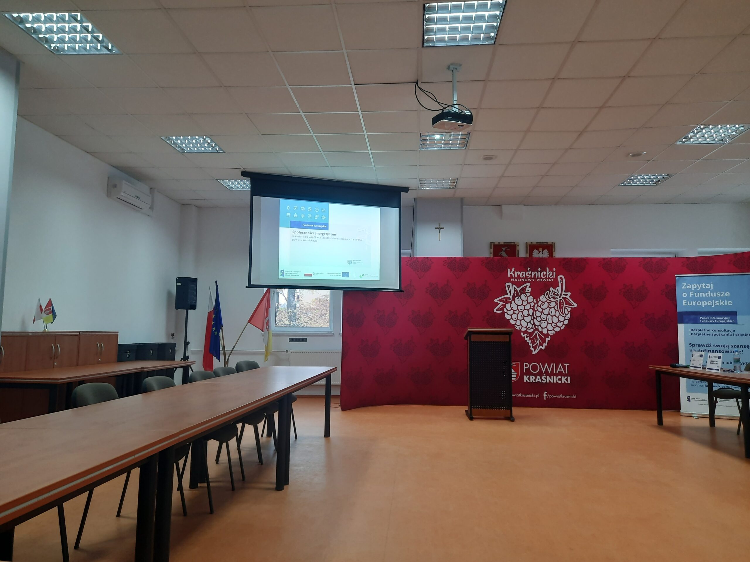 Wnętrze Sali konferencyjnej Zespołu Szkół N3 w Kraśniku podczas warsztatów zorganizowanych dla Spółdzielni i Wspólnot Mieszkaniowych wraz z wyświetlaną prezentacją (w oddali) w dniu 22 listopada 2024