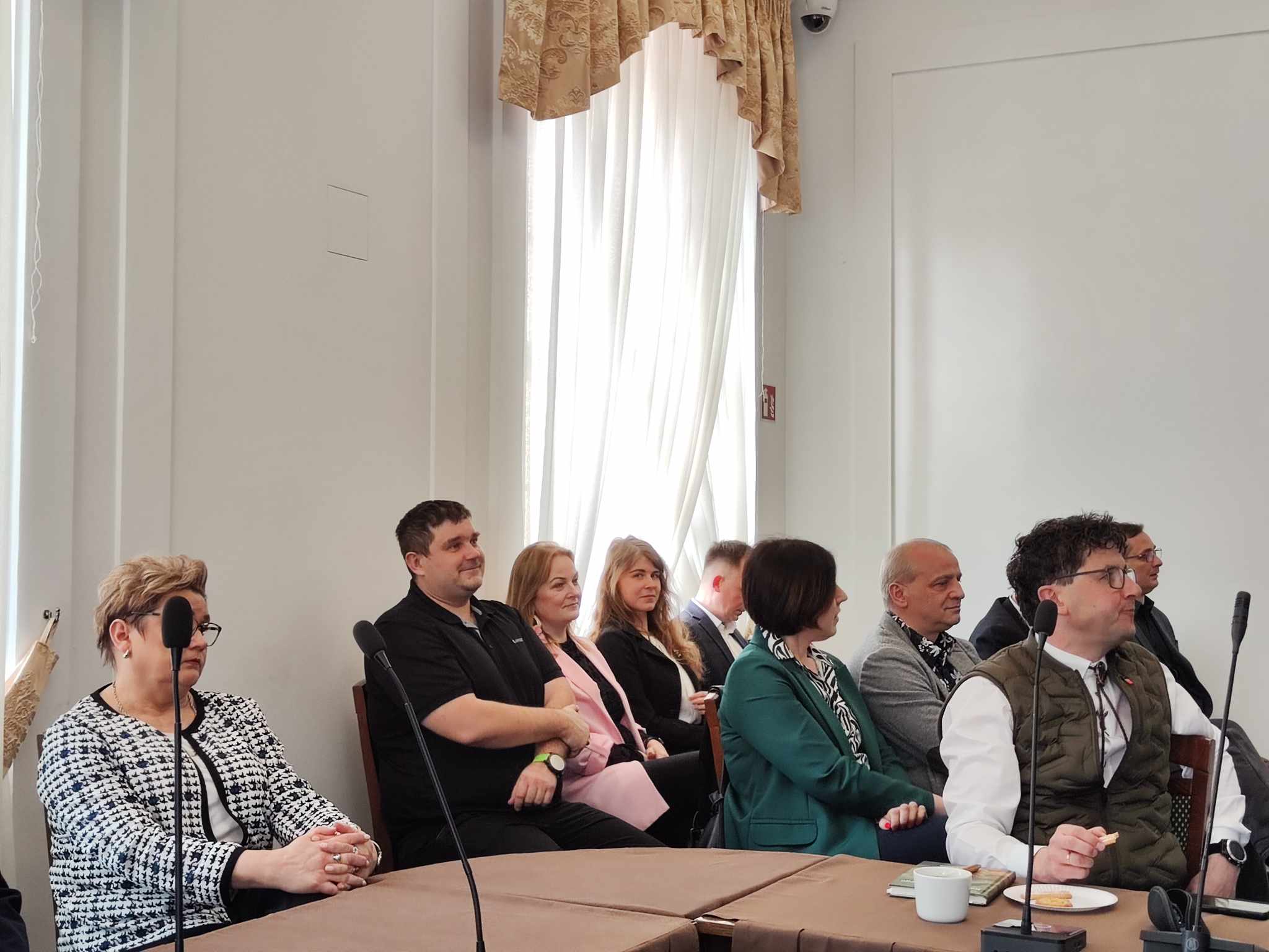 Doradcy klimatyczny w trakcie konferencji informacyjno-edukacyjnej pt.: „DbajMY o klimat” podczas wygłaszanych prelekcji przez ekspertów w Sali Consulatus w Ratuszu w Zamościu w dniu 9 kwietnia 2025 r