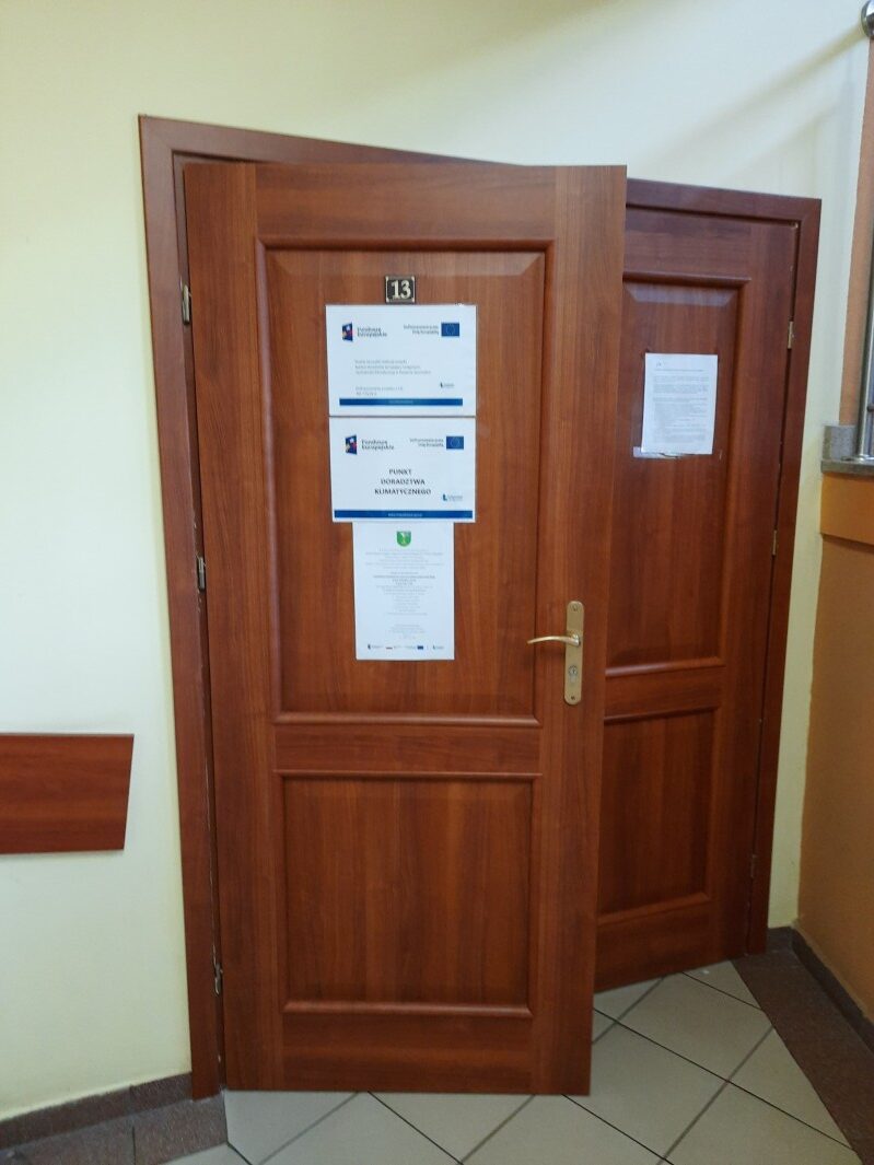 Plakat - Powiat Janowski realizuje projekt: System doradztwa sprzyjający
osiągnięciu neutralności klimatycznej w Powiecie Janowskim wraz z plakatem Doradztwa
klimatycznego oraz zaproszeniem na bezpłatne konsultacje wywieszony na drzwiach sali
narad Urzędu Gminy Potok Wielki