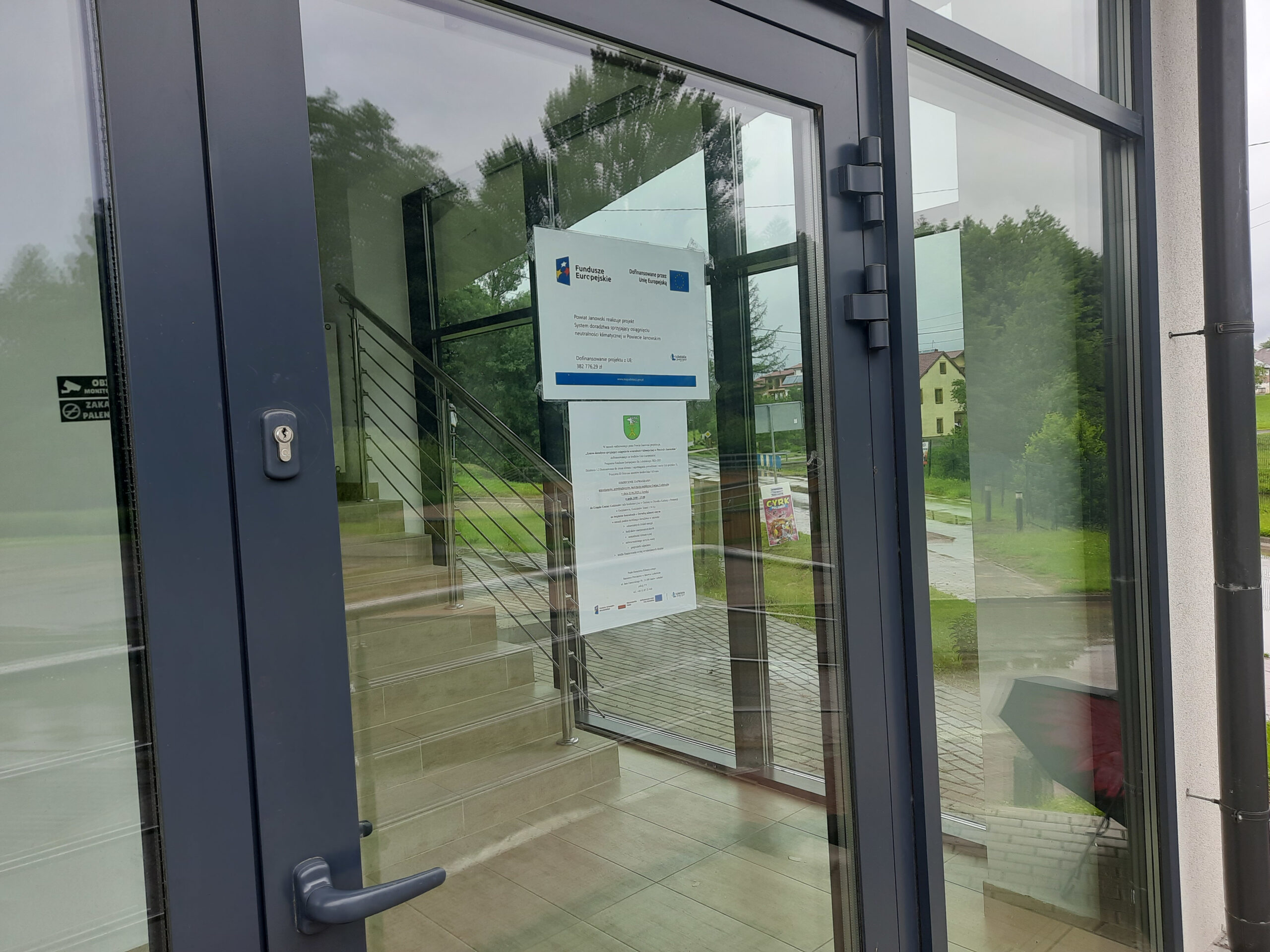 Plakat - Powiat Janowski realizuje projekt: System doradztwa sprzyjający
osiągnięciu neutralności klimatycznej w Powiecie Janowskim wraz z plakatem Doradztwa
Klimatycznego oraz zaproszeniem na bezpłatne konsultacje wywieszony na drzwiach sali
konferencyjnej Gminnego Ośrodka Kultury i Promocji w Godziszowie