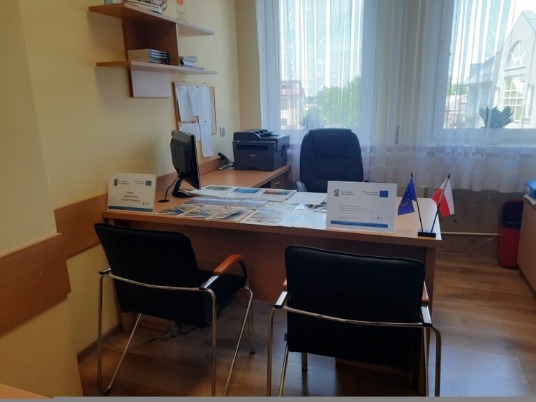 Stanowisko pracy Doradcy klimatycznego wraz z materiałami dydaktycznymi w sali narad w Mobilnym Punkcie Doradztwa Klimatycznego w Urzędzie Miejskim Modliborzyce w dniu 18 czerwiec 2025