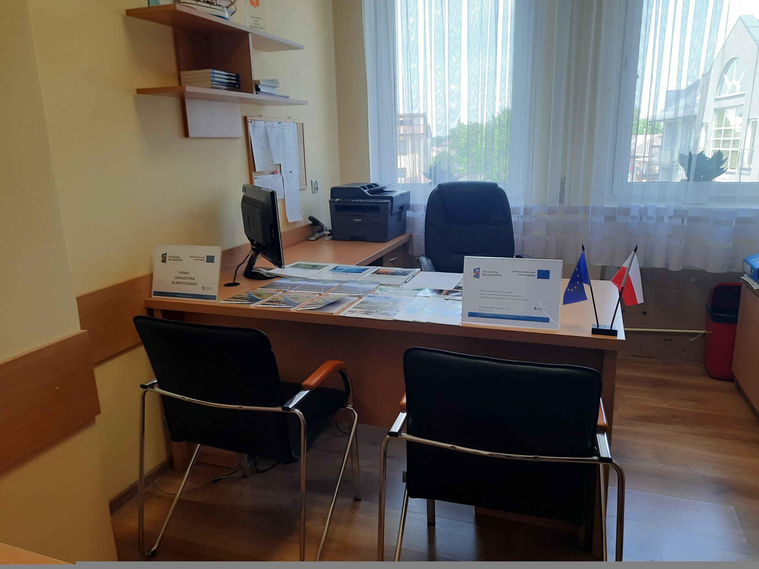 Stanowisko pracy Doradcy klimatycznego wraz z materiałami dydaktycznymi w sali narad w Mobilnym Punkcie Doradztwa Klimatycznego w Urzędzie Miejskim Modliborzyce w dniu 18 czerwiec 2025