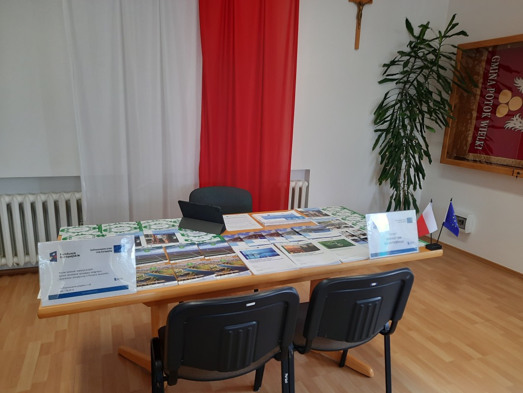Stanowisko pracy Doradcy klimatycznego wraz z materiałami dydaktycznymi
w sali narad w Mobilnym Punkcie Doradztwa Klimatycznego w Urzędzie Gminy Potok
Wielki w dniu 25 czerwiec 2025