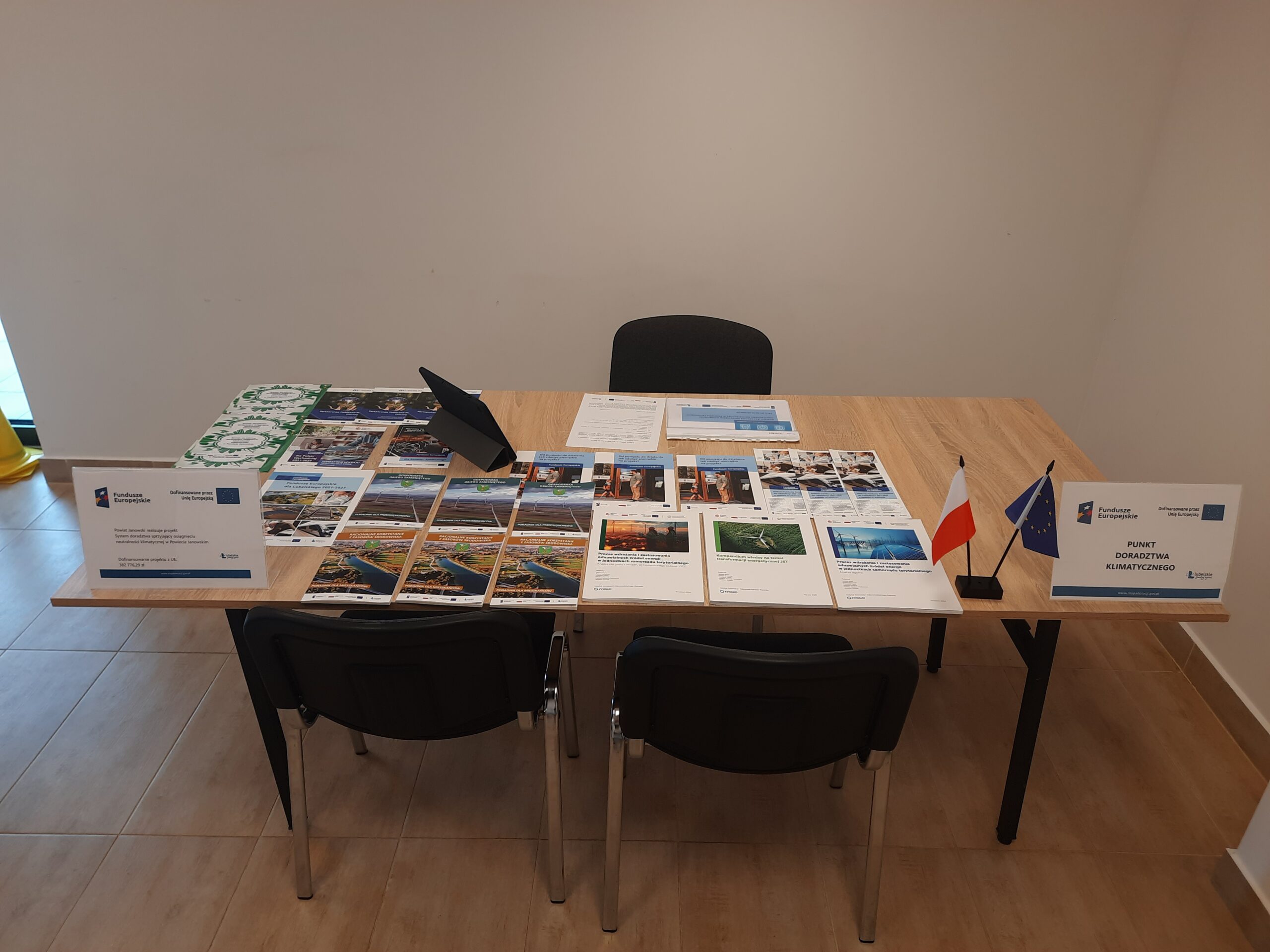 Stanowisko pracy Doradcy klimatycznego wraz z materiałami dydaktycznymi w
sali konferencyjnej w Mobilnym Punkcie Doradztwa Klimatycznego w Gminnym Ośrodku
Kultury i Promocji w Godziszowie w dniu 11 czerwiec 2025