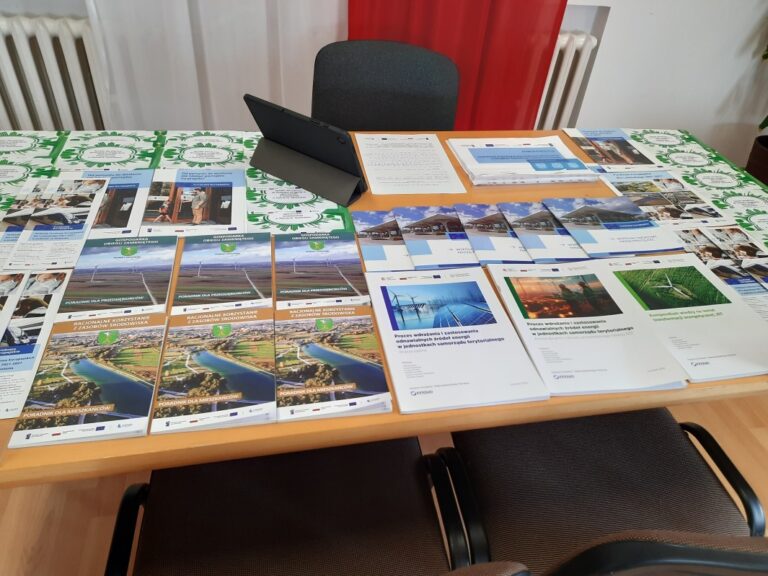 Materiały dydaktyczne na stanowisku pracy podczas realizacji Mobilnego Punktu Doradztwa Klimatycznego w Urzędzie Gminy Potok Wielki w dniu 25 czerwiec 2025
