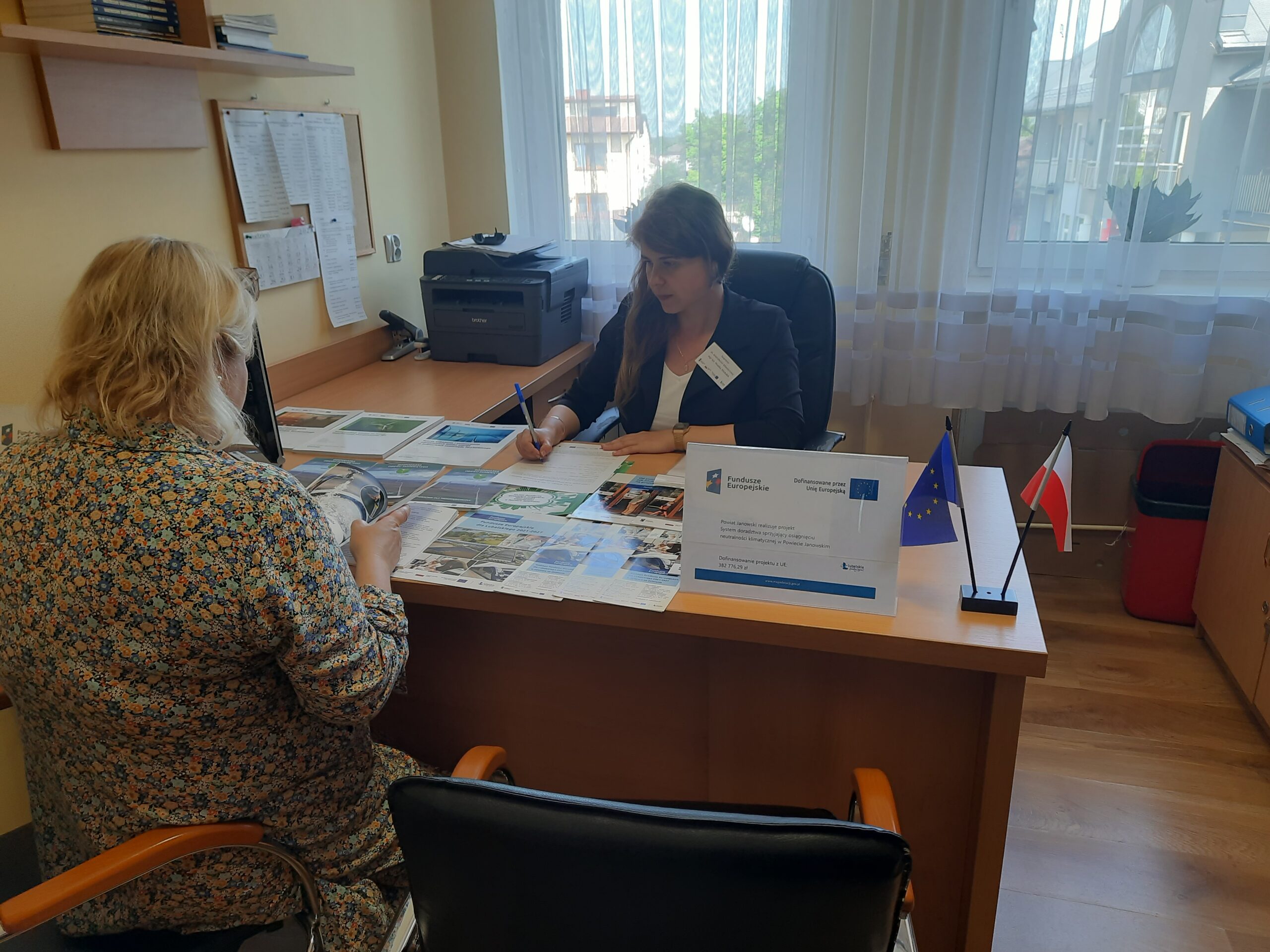 Doradca klimatyczny wraz interesantem udzielający bezpłatnych konsultacji w zakresie neutralności klimatycznej w sali narad podczas realizacji Mobilnego Punktu Doradztwa Klimatycznego w Urzędzie Miejskim Modliborzyce  w dniu 18 czerwiec 2025