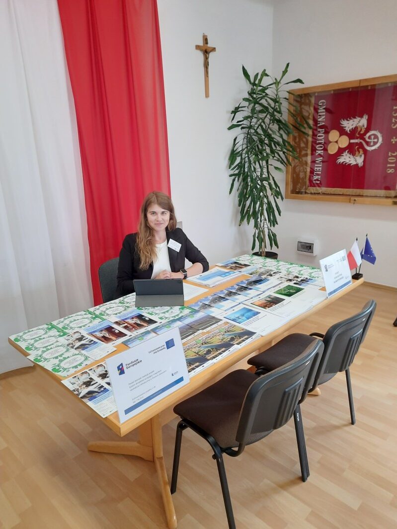 Doradca klimatyczny wraz z materiałami projektowymi na stanowisku pracy w sali
narad podczas realizacji Mobilnego Punktu Doradztwa Klimatycznego w Urzędzie Gminy
Potok Wielki w dniu 25 czerwiec 2025