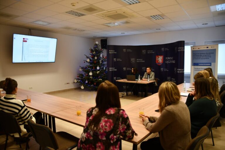 Wygłoszona prelekcja przez Ewę Arciszewską – Kierownik Działu Odbioru Odpadów wraz z Patrykiem Pokrywką – Kierownik Działu Utylizacji Odpadów z Przedsiębiorstwa Gospodarki Komunalnej i Mieszkaniowej w Łęcznej SP. Z O.O. w trakcie zorganizowanego szkolenia przez Doradców ds. neutralności klimatycznej w Sali Konferencyjnej Starostwa Powiatowego w Łęcznej w dniu 12 grudnia 2024.