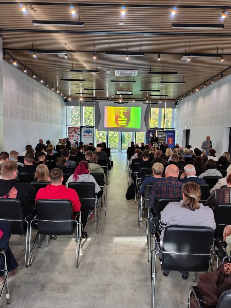 Zdjęcie z konferencji informacyjno-edukacyjnej „Neutralność klimatyczna Powiatu Kraśnickiego” w Centrum Kultury i promocji w Kraśniku w dniu 23 października 2025 r.