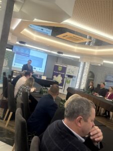 Read more about the article Warsztaty dla przedstawicieli Jednostek Samorządu Terytorialnego w ramach projektu pn.: „System doradztwa sprzyjający osiągnięciu neutralności klimatycznej w Powiecie Janowskim” – 26-11-2025