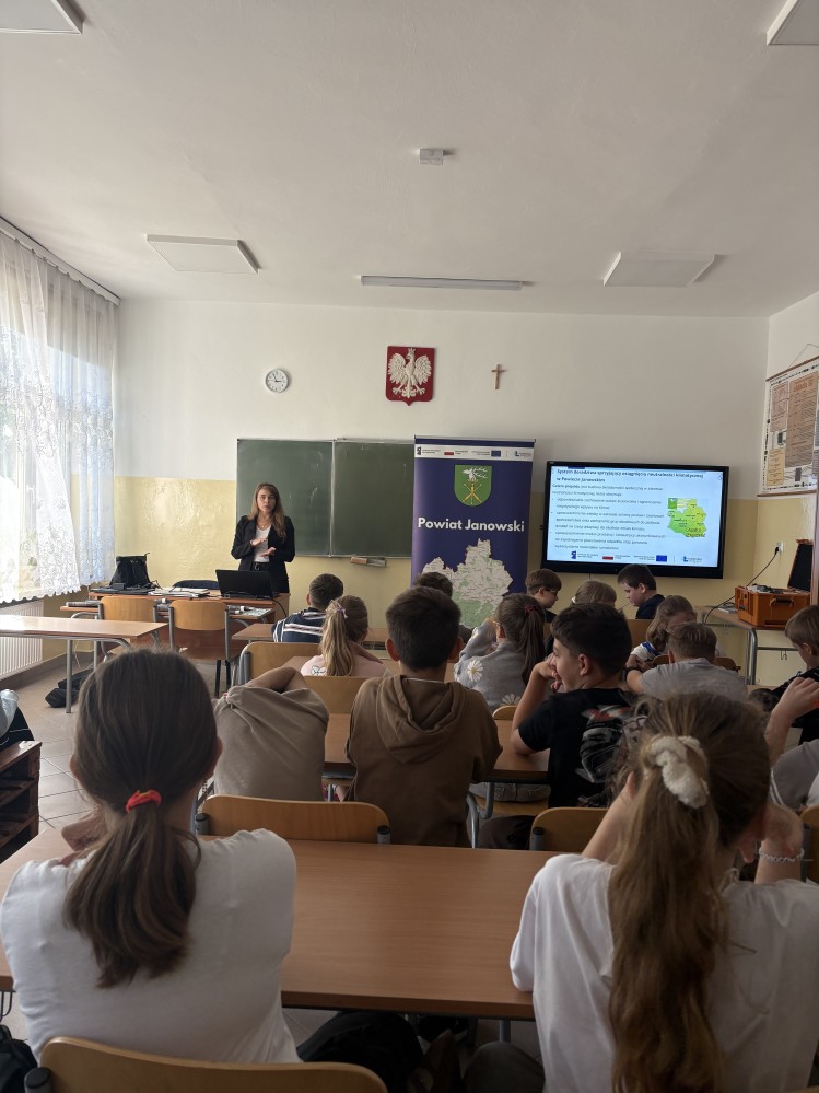 Doradca klimatyczny ze Starostwa Powiatowego w Janowie Lubelskim podczas zadawania pytań uczestnikom spotkania edukacyjnego pt. „Mały gest – wielki efekt dla klimatu” dedykowanym dla dzieci i młodzieży szkolnej w sali szkoleniowej Publicznej Szkoły Podstawowej im. Orła Białego w Modliborzycach w dniu 28 września 2026 roku.