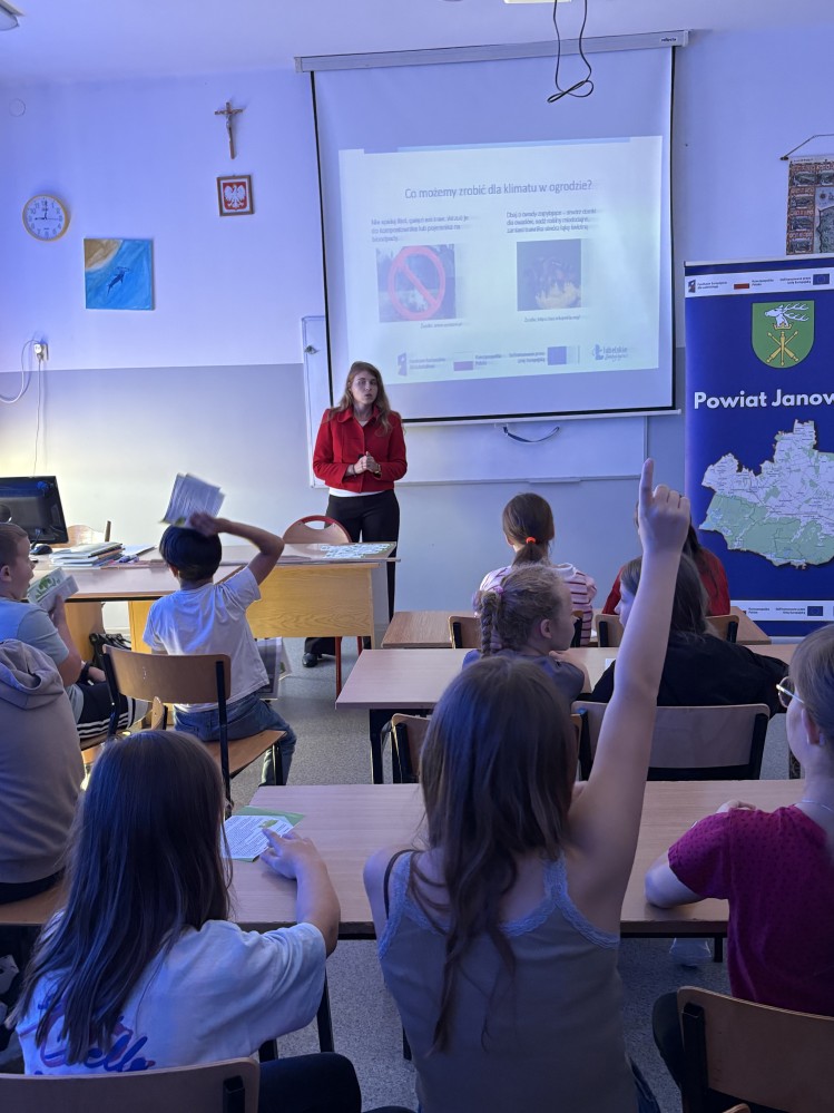 Doradca klimatyczny ze Starostwa Powiatowego w Janowie Lubelskim podczas zadawania pytań uczestnikom spotkania edukacyjnego pt. „Mały gest – wielki efekt dla klimatu” dedykowanym dla dzieci i młodzieży szkolnej w sali szkoleniowej Publicznej Szkole Podstawowej im. Tadeusza Kościuszki w Białej Drugiej w dniu 30 września 2026 roku.