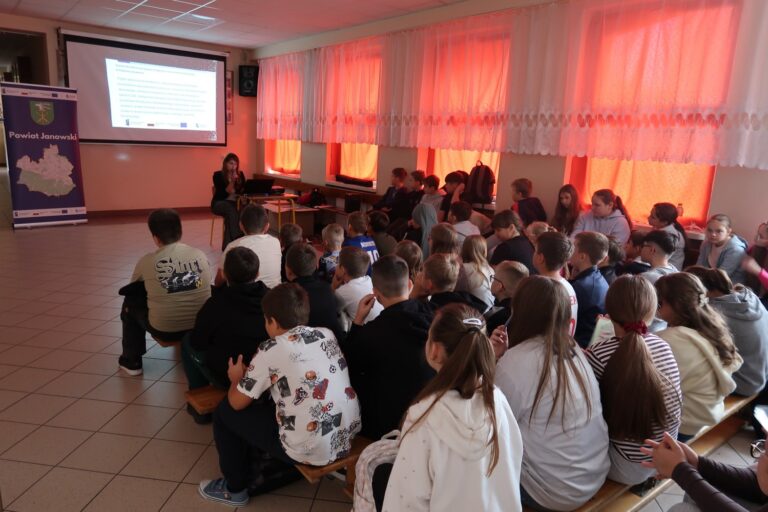 Doradca klimatyczny ze Starostwa Powiatowego w Janowie Lubelskim podczas wygłaszania prezentacji multimedialnej wraz z uczestnikami spotkania edukacyjnego pt. „Mały gest – wielki efekt dla klimatu” dedykowanym dla dzieci i młodzieży szkolnej w sali szkoleniowej w Publicznej Szkole Podstawowej im. księdza Prymasa Stefana Kardynała Wyszyńskiego w Godziszowie w dniu 23 września 2026 roku.