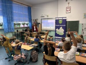 Read more about the article Spotkanie edukacyjne pt. „Mały gest – wielki efekt dla klimatu” – Publiczna Szkoła Podstawowa im. ks. Jana Twardowskiego w Krzemieniu -21-09-2026 r.
