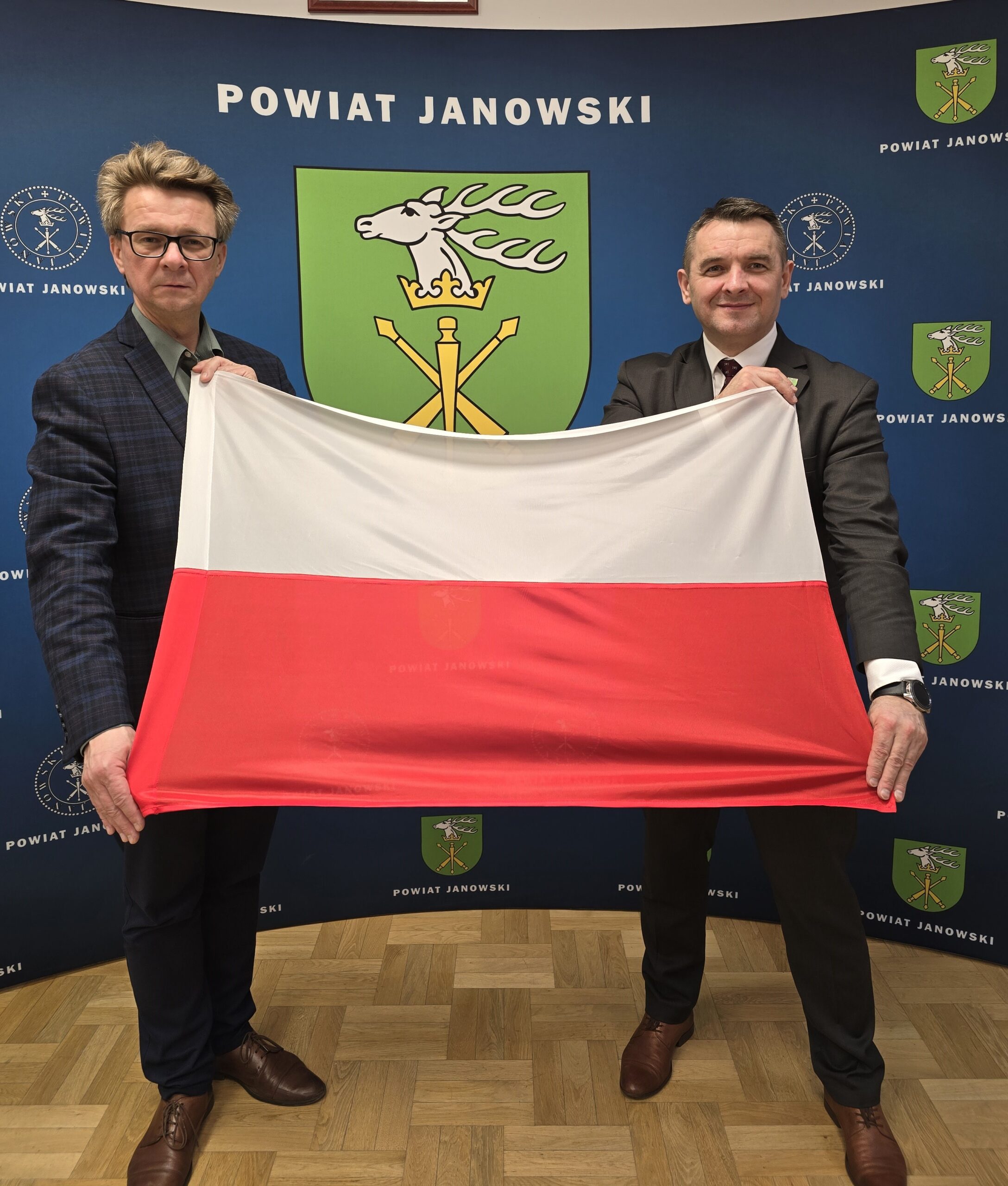 Wtorek, 30 kwietnia… Kilkaset flag trafi do mieszkańców powiatu janowskiego