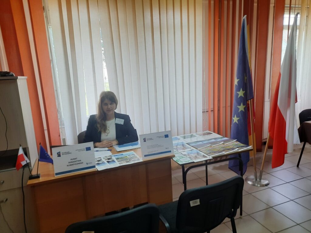 Zdjęcie 5: Doradca klimatyczny w sali narad podczas realizacji Mobilnego Punktu Doradztwa Klimatycznego w Urzędzie Gminy Dzwola w dniu 4 czerwiec 2025 r.