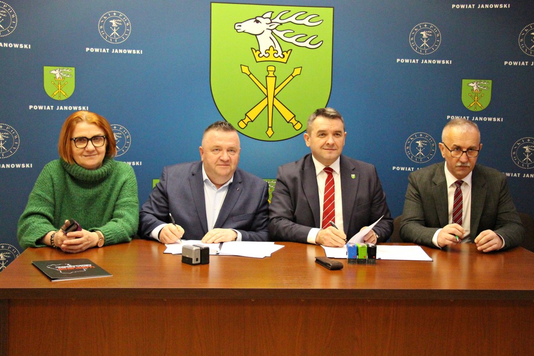 Kolarze będą promować Powiat Janowski. Umowa sponsoringu podpisana