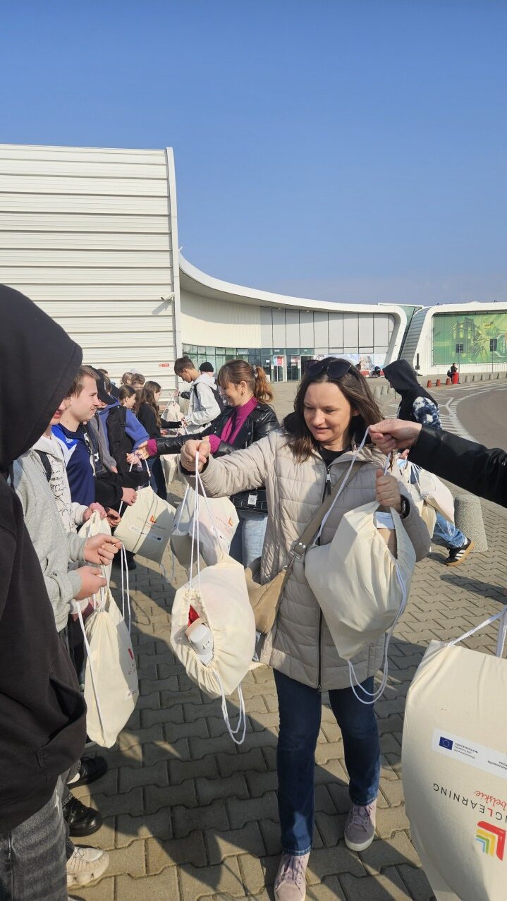 Młodzi strażacy na lotnisku i w jednostce straży pożarnej! Wyjątkowa wycieczka MDP do Świdnika