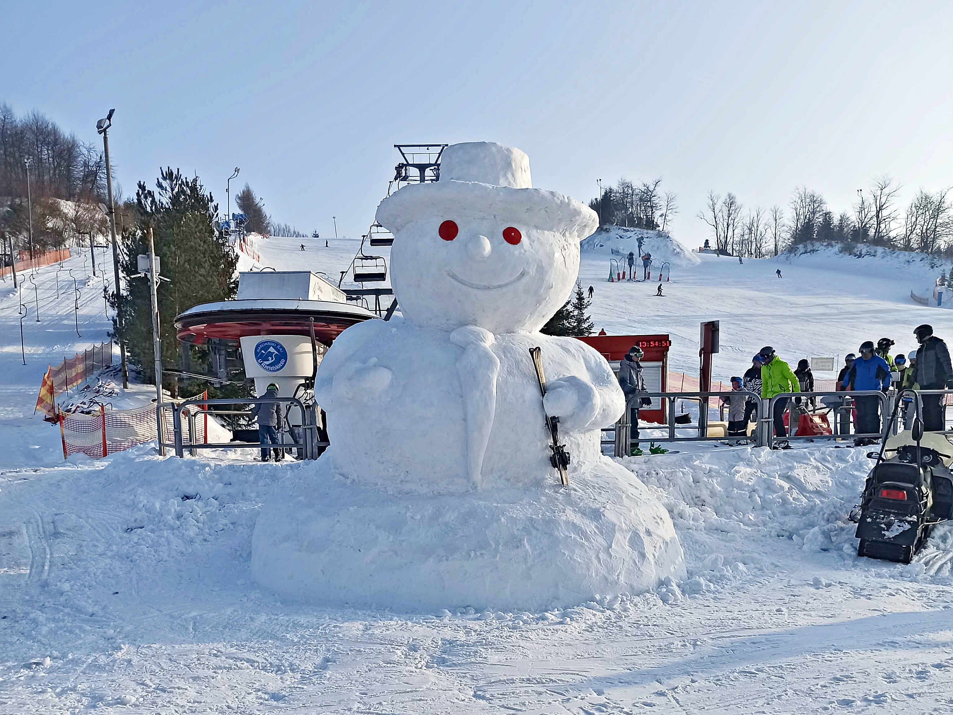 Gigantyczny bałwan stanął po Nowym Roku w Chrzanowie na stoku