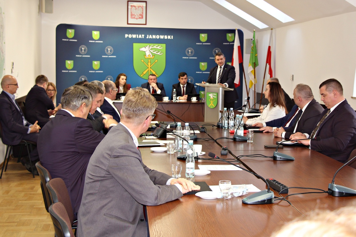 Uchwały, informacje i sprawozdania… O godzinie 10.00 rozpocznie się XXII sesja Rady Powiatu w Janowie Lubelskim