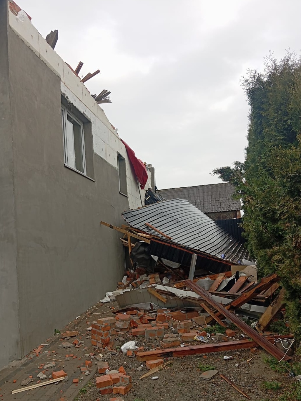 Poniedziałek Wielkanocny. Wichura zrywała dachy, łamała drzewa…