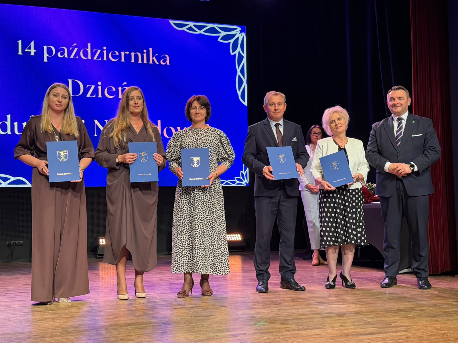 Uczniowie ze stypendiami, nauczyciele z nagrodami. Powiatowy Dzień Edukacji Narodowej